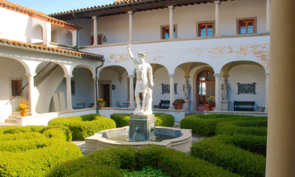 Villa dengan balkon berhiaskan ukiran-ukiran artistik